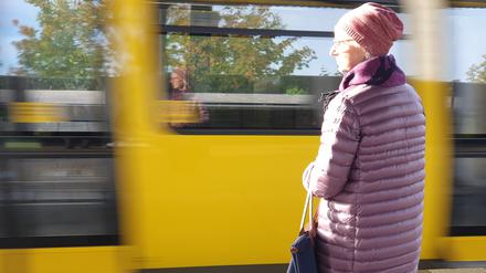 Warten auf die U-Bahn, hier am Bahnhof Wuhletal