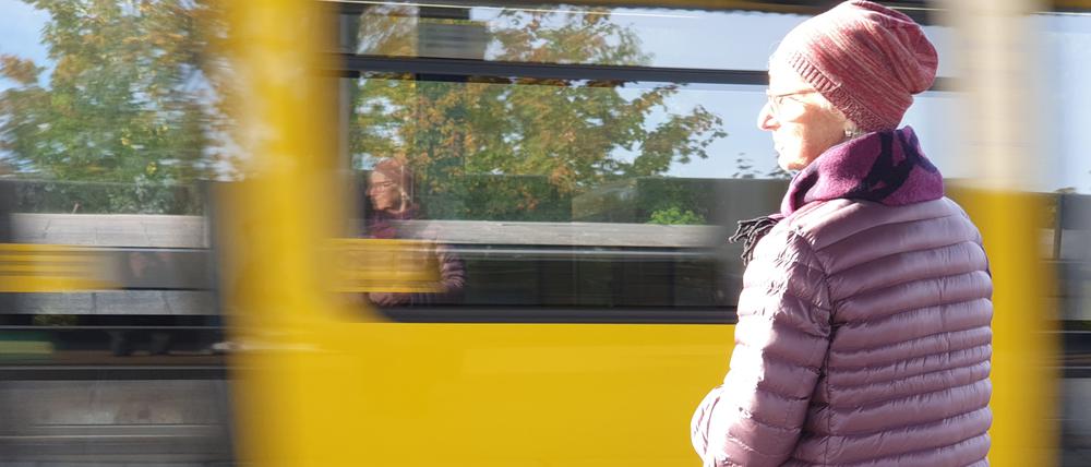 Warten auf die U-Bahn, hier am Bahnhof Wuhletal
