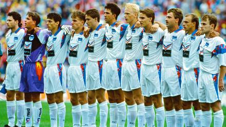 Durchschnittsalter nicht mal 21 Jahre. Mit dieser Mannschaft traten die Hertha-Bubis am 12. Juni 1993 im Pokalfinale gegen Bayer Leverkusen an: Karsten Nied, Christian Fiedler, Ayhan Gezen, Sven Kaiser, Oliver Schmidt, Sven Meyer, Carsten Ramelow, Andreas Schmidt, Oliver Holzbecher, Gerald Klews, Wolfgang Kolczyk (von links).