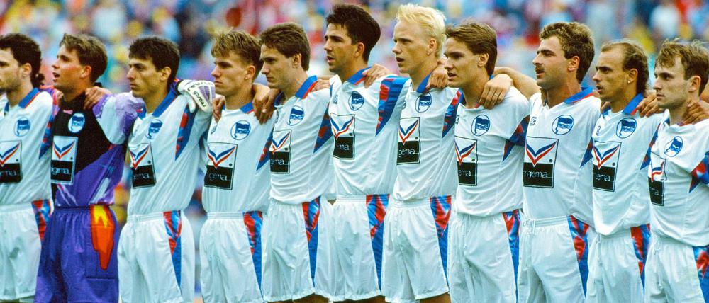 Durchschnittsalter nicht mal 21 Jahre. Mit dieser Mannschaft traten die Hertha-Bubis am 12. Juni 1993 im Pokalfinale gegen Bayer Leverkusen an: Karsten Nied, Christian Fiedler, Ayhan Gezen, Sven Kaiser, Oliver Schmidt, Sven Meyer, Carsten Ramelow, Andreas Schmidt, Oliver Holzbecher, Gerald Klews, Wolfgang Kolczyk (von links).