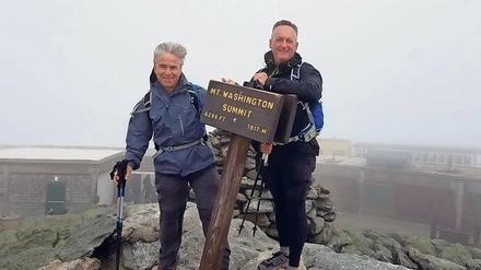 Tour Guides auf dem Weg zu neuen Medikamenten: Mark Murcko (links) ist wissenschaftlicher Leiter, Stephen Hale Vizepräsident der Biotech-Firma Dewpoint. Die Firma sucht jetzt auch in Berlin nach neuen Medikamenten gegen Krankheiten sucht, die auf Fehlfunktionen von „Kondensaten“ beruhen. 