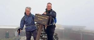 Tour Guides auf dem Weg zu neuen Medikamenten: Mark Murcko (links) ist wissenschaftlicher Leiter, Stephen Hale Vizepräsident der Biotech-Firma Dewpoint. Die Firma sucht jetzt auch in Berlin nach neuen Medikamenten gegen Krankheiten sucht, die auf Fehlfunktionen von „Kondensaten“ beruhen.