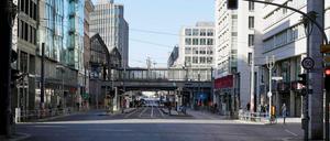 Die Berliner halten sich offensichtlich an die Ausgangsbeschränkungen und Maßnahmen der Bundesregierung zur Bekämpfung der Corona-Epidemie. Hier die leere Friedrichstraße. 