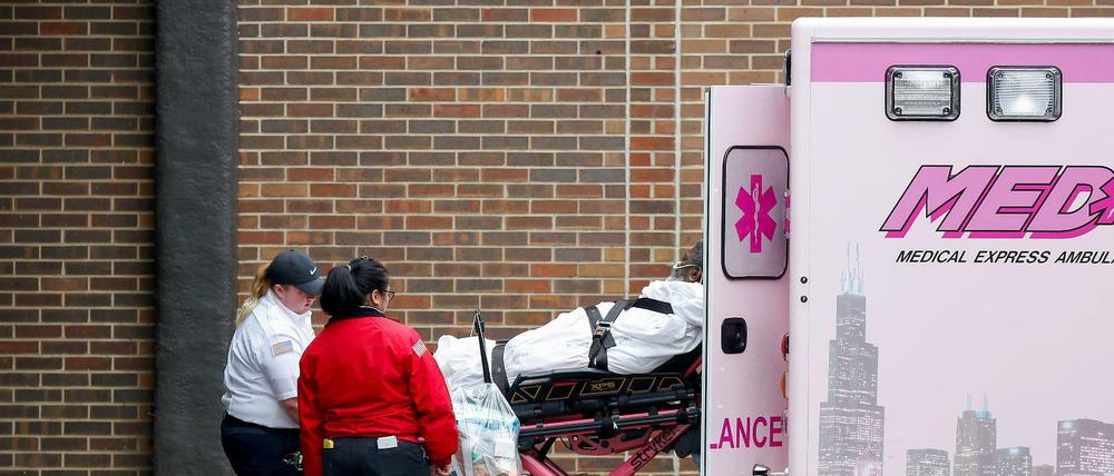 Ein Patient wird in die Universitätsklinik von Illinois gebracht.
