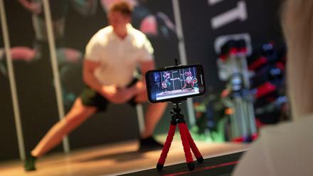 Übungen frei Haus: Fitnessstudios bieten Kurse jetzt online an.