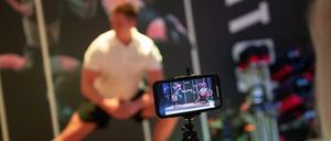 Übungen frei Haus: Fitnessstudios bieten Kurse jetzt online an. 