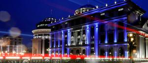 Das Auswärtige Amt in Skopje ist blau erleuchtet, um den Nato-Breitritt zu feiern.