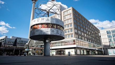 Verwaist: Wo auf dem Alexanderplatz sonst Trubel herrscht, ist nun alles leer.
