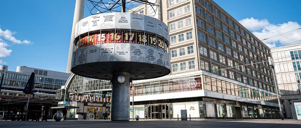 Verwaist: Wo auf dem Alexanderplatz sonst Trubel herrscht, ist nun alles leer.
