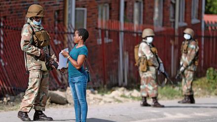 Kontrolle im Township. Südafrika hat wegen der Coronaviurskrise eine dreiwöchige Ausgangssperre verhängt.
