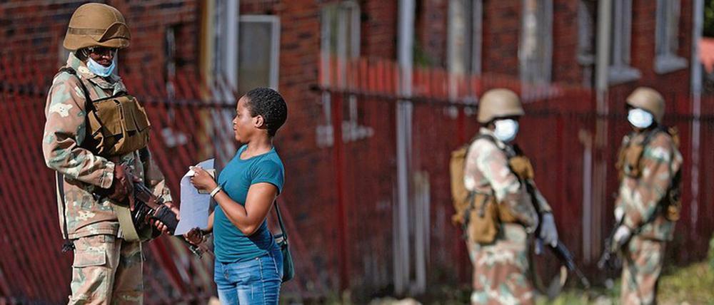 Kontrolle im Township. Südafrika hat wegen der Coronaviurskrise eine dreiwöchige Ausgangssperre verhängt.