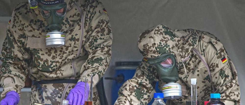 Bundeswehrsoldaten der atomar, biologisch, chemischen Abwehrtruppe ABC bei einer Übung.