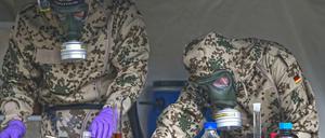 Bundeswehrsoldaten der atomar, biologisch, chemischen Abwehrtruppe ABC bei einer Übung. 