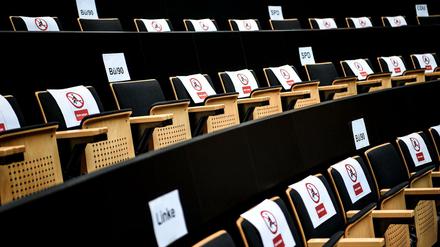 In der Plenarsitzung im Berliner Abgeordnetenhaus ist wegen der Ausbreitung des Coronavirus eine neue Sitzordnung vorbereitet worden.