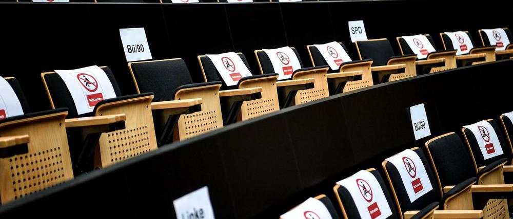 In der Plenarsitzung im Berliner Abgeordnetenhaus ist wegen der Ausbreitung des Coronavirus eine neue Sitzordnung vorbereitet worden.