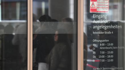Die Ausländerbehörden stellen für Studierende oft hohe Hürden da - oft wird dort nicht einmal Englisch gesprochen.