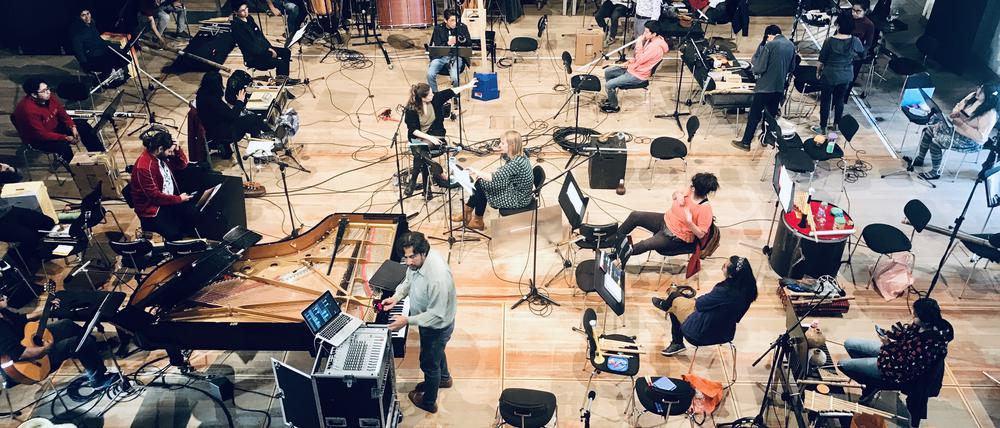 Hoffen, warten, spielen: Musizierende aus Bolivien.