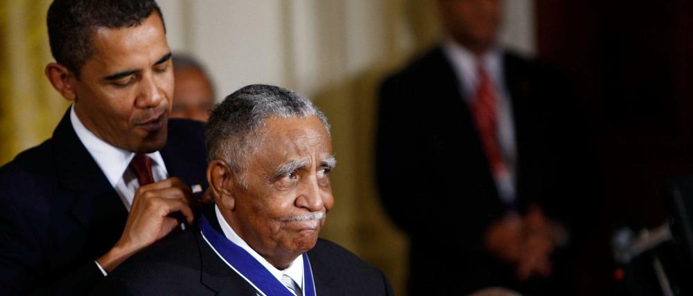 Der frühere US-Präsident Barack Obama zeichnete den US-Bürgerrechtler Joseph Lowery mit der Medal of Freedom aus.