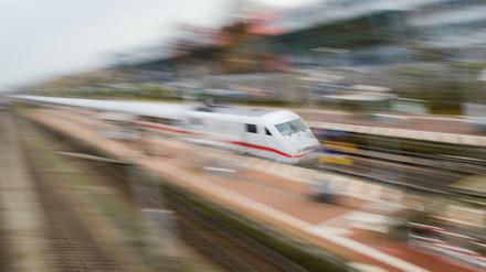 Ein ICE von der Deutschen Bahn in voller Fahrt