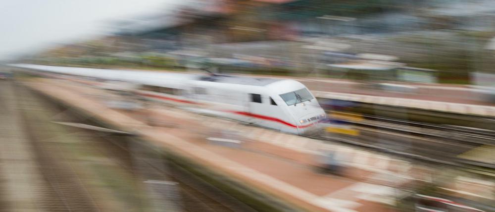 Ein ICE von der Deutschen Bahn in voller Fahrt