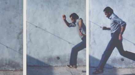 Fotodokumentation einer Performance des Dubaier Künstlers Hassan Sharif. Jumping No. 1, 1983. 