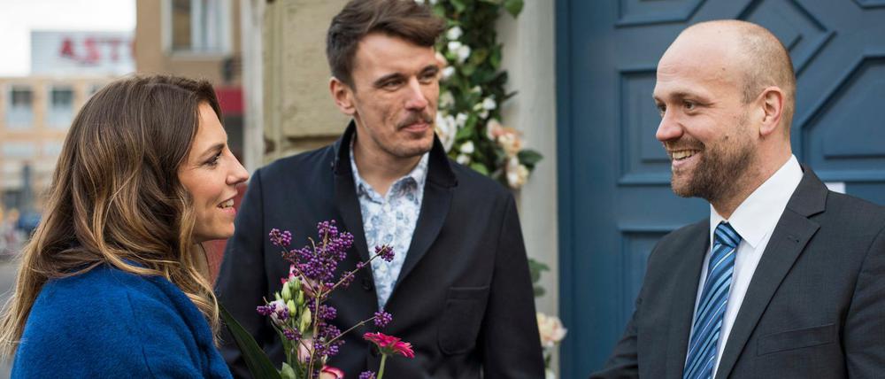 Letzte "Lindenstraße"-Folge 1758, "Auf Wiedersehen". Klaus Beimer (Moritz A. Sachs, lre.) und die neuen Mieter Rachel Goldberg (Hana Geißendörfer) und Ron Liebermann (Benjamin Röschel). 