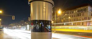 An der Schönhauser Allee steht dieser Rundumblitzer, der sowohl Geschwindigkeitsübertritte als auch Rotlichtvergehen erfasst.