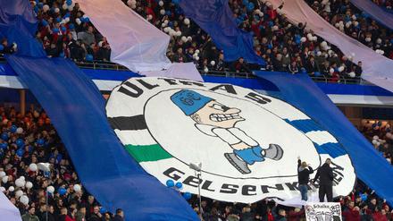Gelebte Solidarität. Die "Ultras Gelsenkirchen" helfen zweimal wöchentlich besonders gefährdeten Risikogruppen und Menschen in Quarantäne beim Einkaufen.