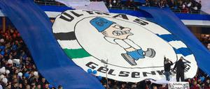 Gelebte Solidarität. Die "Ultras Gelsenkirchen" helfen zweimal wöchentlich besonders gefährdeten Risikogruppen und Menschen in Quarantäne beim Einkaufen.