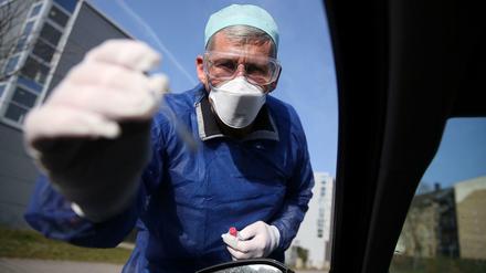 Ein Arzt in Halle (Saale) bei einem Coronavirus-Test