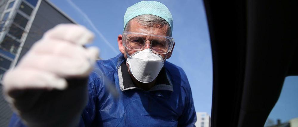 Ein Arzt in Halle (Saale) bei einem Coronavirus-Test