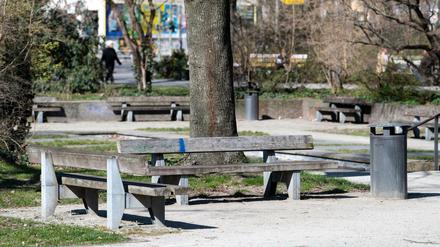 Leere Bänke stehen am Montagvormittag in einem Park in Moabit.