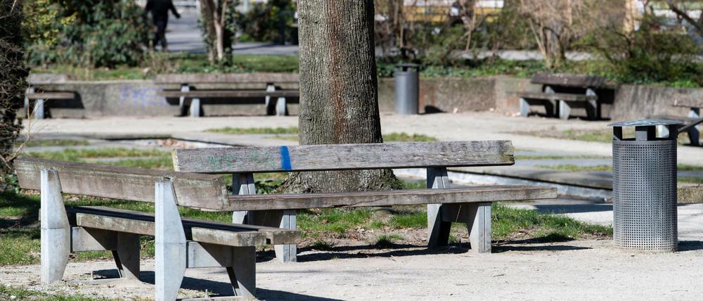Leere Bänke stehen am Montagvormittag in einem Park in Moabit.