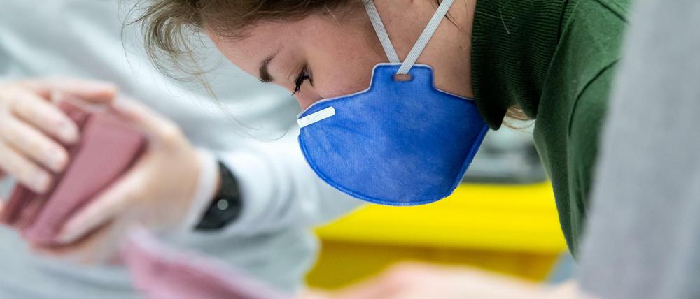 Kommunalwahl in Bayern: Eine Wahlhelferin in München mit Schutzmaske