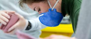 Kommunalwahl in Bayern: Eine Wahlhelferin in München mit Schutzmaske