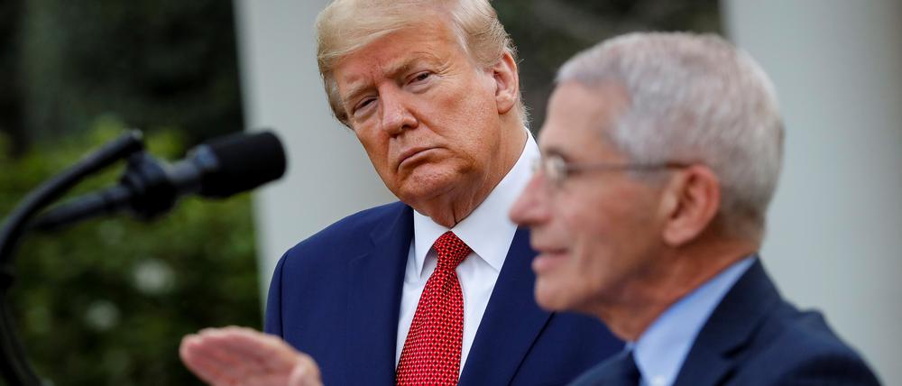 Anthony Fauci spricht mit US-Präsident Trump im Rosengarten des Weißen Hauses.