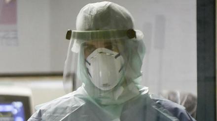 Arzt mit Vollschutz in Italien