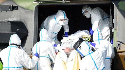 Medizinisches Personal bereitet einen Corona-Patienten in Metz auf den Hubschraubertransport nach Essen vor.