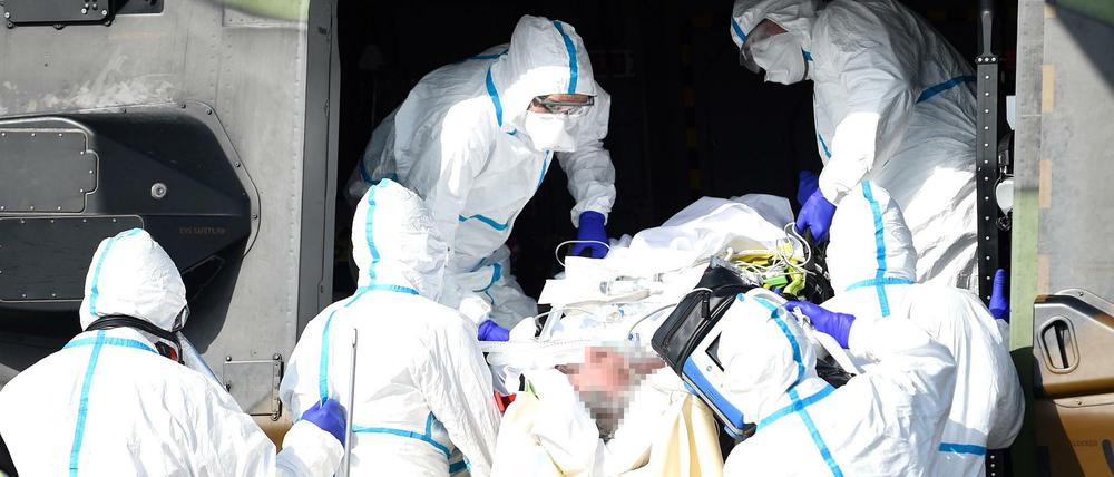 Medizinisches Personal bereitet einen Corona-Patienten in Metz auf den Hubschraubertransport nach Essen vor.