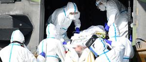 Medizinisches Personal bereitet einen Corona-Patienten in Metz auf den Hubschraubertransport nach Essen vor.