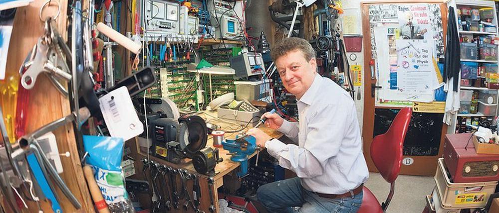Selbsthelfer, selbstständig. Wolfgang Heckl entdeckt im Dinge-Reparieren „eine Schule des Lebens“.