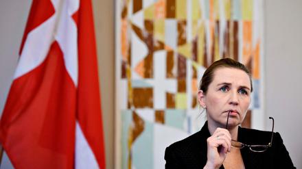 Jeder und jede für sich. Die dänische Regierungschefin Mette Frederiksen verfolgt den Video-Gipfel der EU von Kopenhagen aus..