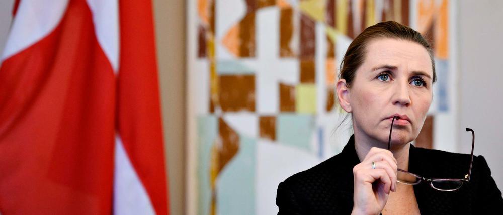 Jeder und jede für sich. Die dänische Regierungschefin Mette Frederiksen verfolgt den Video-Gipfel der EU von Kopenhagen aus..