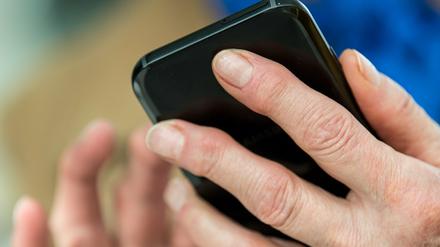 Handy-Apps könnten bei der Eindämmung des Coronavirus helfen. 