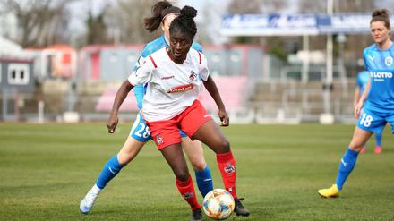 In der Warteschleife. Die Bundesliga der Frauen, hier eine Szene aus einem Spiel 1. FC Köln gegen 1. FFC Frankfurt, wird wie die der Männer mindestens bis zum 30. April pausieren. 
