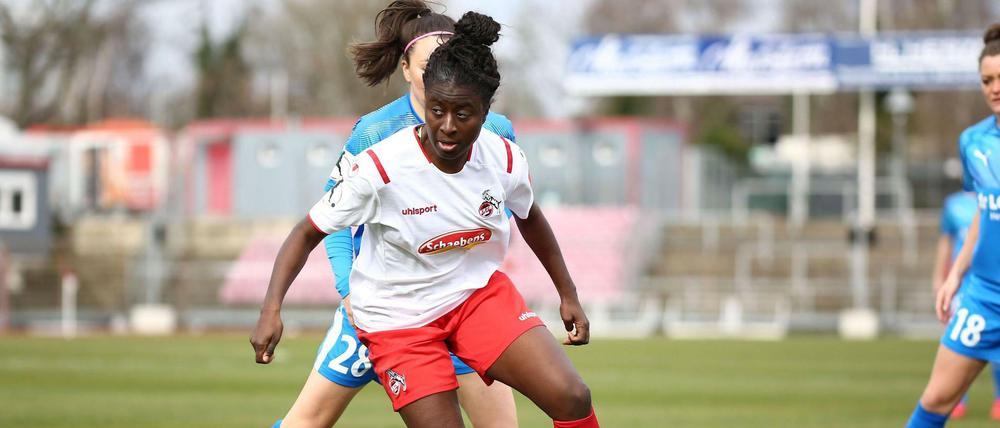 In der Warteschleife. Die Bundesliga der Frauen, hier eine Szene aus einem Spiel 1. FC Köln gegen 1. FFC Frankfurt, wird wie die der Männer mindestens bis zum 30. April pausieren. 