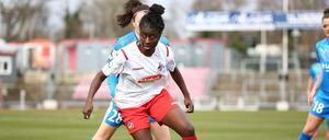 In der Warteschleife. Die Bundesliga der Frauen, hier eine Szene aus einem Spiel 1. FC Köln gegen 1. FFC Frankfurt, wird wie die der Männer mindestens bis zum 30. April pausieren. 