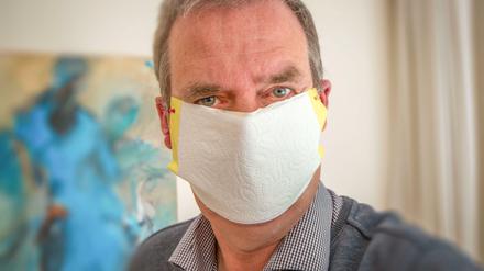 Unser Autor Peter von Stamm zeigt, wie sie sich einen einfachen Mundschutz selber basteln können.