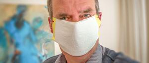 Unser Autor Peter von Stamm zeigt, wie sie sich einen einfachen Mundschutz selber basteln können. 