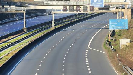 Weit und breit kein Auto. Die sonst viel befahrene A 40 Richtung Essen in Zeiten von Corona.